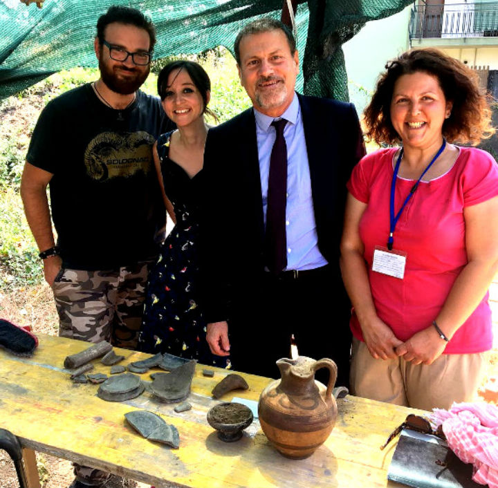  Il Direttore Generale Massimo Osanna ed alcuni archeologi impegnati negli scavi