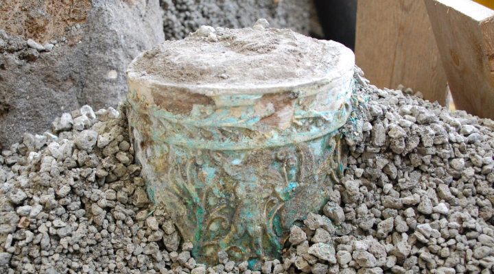 Pompei, situla in pasta vitrea