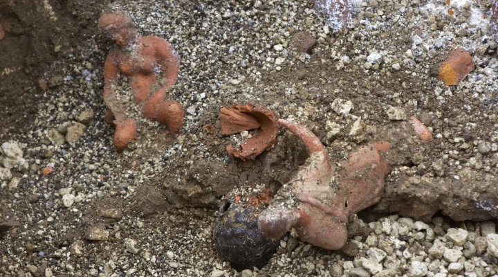 Pompei: scoperte 13 statuine in terracotta, testimonianza di un rituale passato.