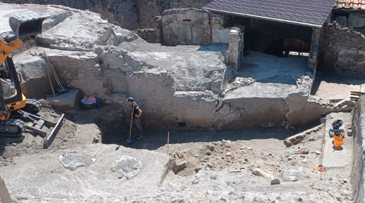 La Villa dei Misteri: Nuove Scoperte Illuminano la Porta del Passato e le Voci Dimenticate di Pompei