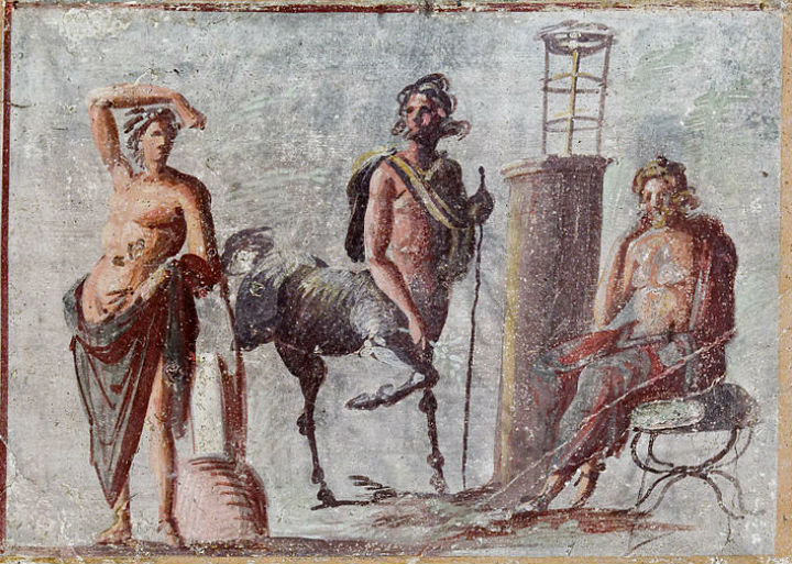 Il centauro Chirone tra Apollo a sinistra nella posa del Apollon Lykeios e Asclepio a destra. Conservato al Mann