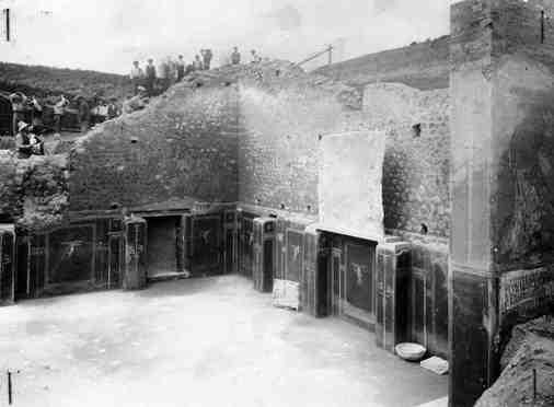 La Schola Armaturarum alla fine degli scavi (1916) vista dall'angolo di Via dell'Abbondanza e Vicolo di Ifigenia (Archivio Fotografico Soprintendenza Pompei) 