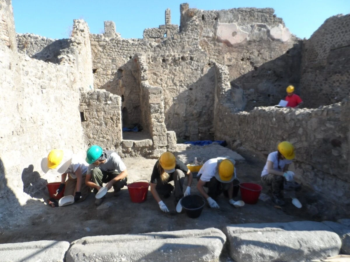 Giovani archeologi impegnati nelle attività di scavo all'interno del Parco Archeologico di Pompei