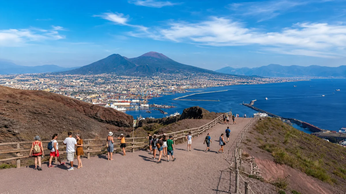 Visitatori sul sentiero del Vesuvio con Napoli e il Golfo sullo sfondo